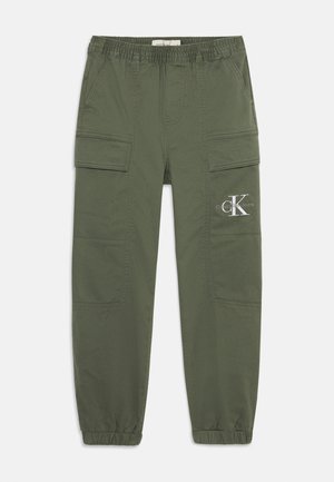 Pantalons cargo en coton mélangé vert olive, avec une taille élastique, deux poches latérales et un logo brodé sur la cuisse.