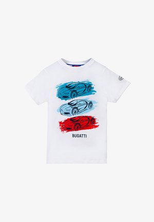 T-shirt di cotone bianca con tre illustrazioni di auto stilizzate in blu e rosso, con "BUGATTI" stampato sotto i disegni in nero.