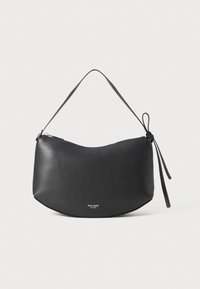 Borsa a spalla in pelle nera con forma curva, chiusura con zip e tracolla annodata. Presenta un logo sottile sulla parte anteriore. Texture liscia.