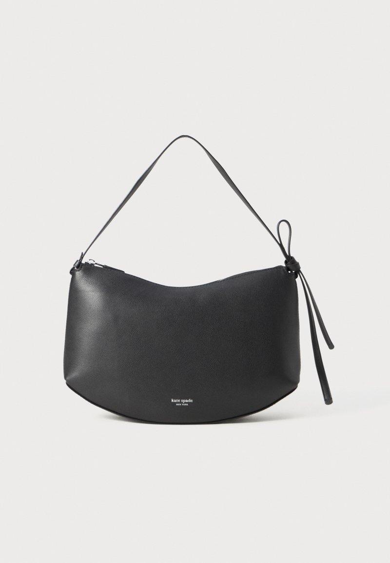 Borsa a spalla in pelle nera con forma curva, chiusura con zip e tracolla annodata. Presenta un logo sottile sulla parte anteriore. Texture liscia.