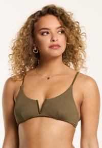 Olive zöld bikini felső, textúrált anyagból, V-nyakú kivágással és vékony állítható pántokkal. Arany fém díszítés található rajta.