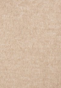 Beige gebreide stof met een fijne textuur, met een consistent patroon. Het materiaal lijkt zacht en flexibel, geschikt voor kleding of textiel.