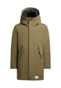Olivově zelená parka s vysokým límcem, kapucí, dvěma předními kapsami a hladkým povrchem. Má zip a patentky pro zapínání.