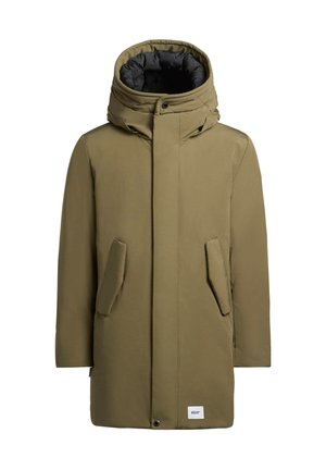 Olivewą zielona kurtka parka z wysokim kołnierzem, kapturem, dwiema przednimi kieszeniami i gładką teksturą. Posiada zamek błyskawiczny i zapięcie na napy.