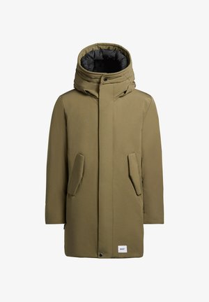 Olivewą zielona kurtka parka z wysokim kołnierzem, kapturem, dwiema przednimi kieszeniami i gładką teksturą. Posiada zamek błyskawiczny i zapięcie na napy.