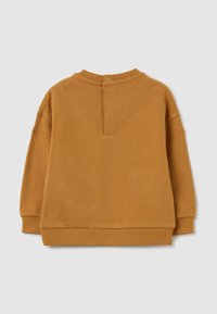 Sudadera mostaza, mezcla de algodón, ajuste holgado, cuello redondo, puños y dobladillo acanalados, cierre de botones en la parte posterior, textura suave, diseño minimalista.