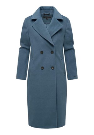 Cappotto doppiopetto in morbido tessuto blu. Presenta un colletto a scotch, maniche lunghe, due tasche anteriori e bottoni neri. Branding sottile sulla manica.