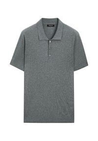 Polo shirt grigio a maglia con maniche corte, colletto piatto e patta con tre bottoni. Presenta una texture liscia e un design minimalista.