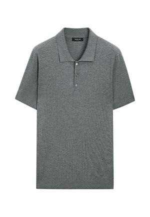 Polo shirt grigio a maglia con maniche corte, colletto piatto e patta con tre bottoni. Presenta una texture liscia e un design minimalista.