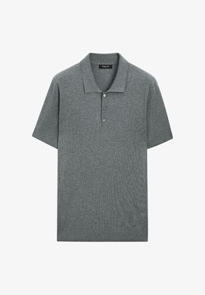 Polo shirt grigio a maglia con maniche corte, colletto piatto e patta con tre bottoni. Presenta una texture liscia e un design minimalista.