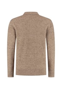 Bruine gebreide cardigan met een kraag, lange mouwen en geribde manchetten. De stof heeft een zachte textuur met een subtiele mélange structuur.