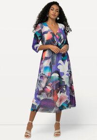 Lila Blumen-Wickelkleid mit Dreiviertelärmeln, das mit einem lebhaften Print und leichtem Stoff begeistert. Abgerundet mit einem V-Ausschnitt und einem lässigen Saum.