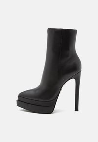 Černá kožená kotníková obuv s špičatou špičkou, vysokým stiletto podpatkem a širokou platformou. Hladký povrch a bezproblémový design bez viditelných kovových prvků.