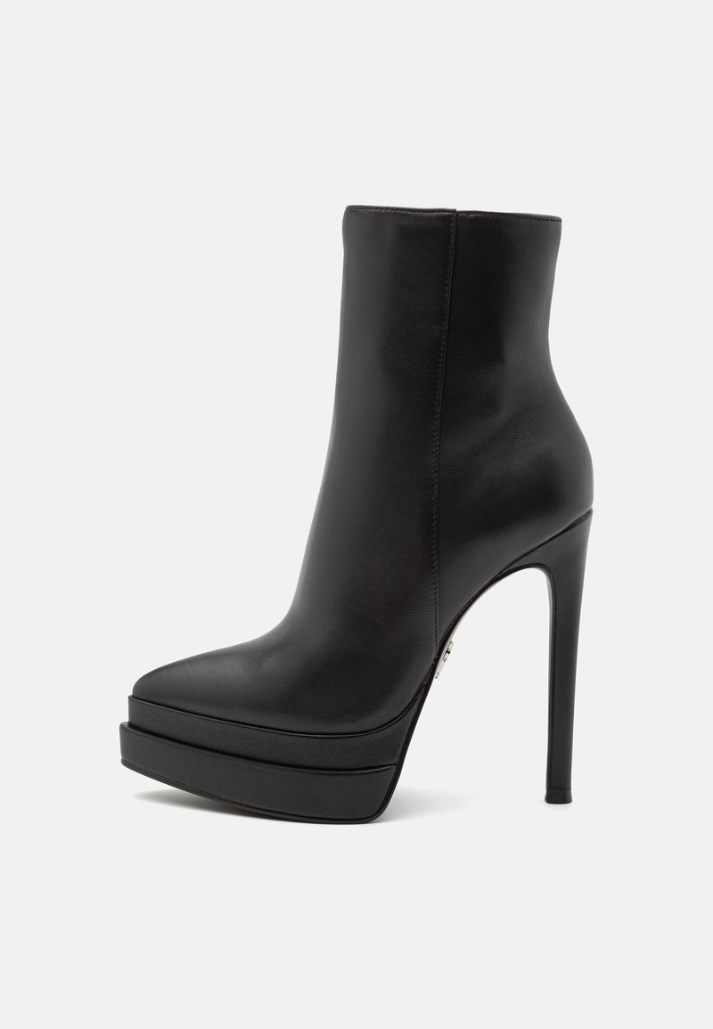 Černá kožená kotníková obuv s špičatou špičkou, vysokým stiletto podpatkem a širokou platformou. Hladký povrch a bezproblémový design bez viditelných kovových prvků.