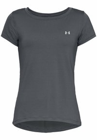 Camiseta atlética de manga corta gris, hecha de una tela transpirable con un patrón texturizado. Presenta un escote redondo y un pequeño logo en el pecho.