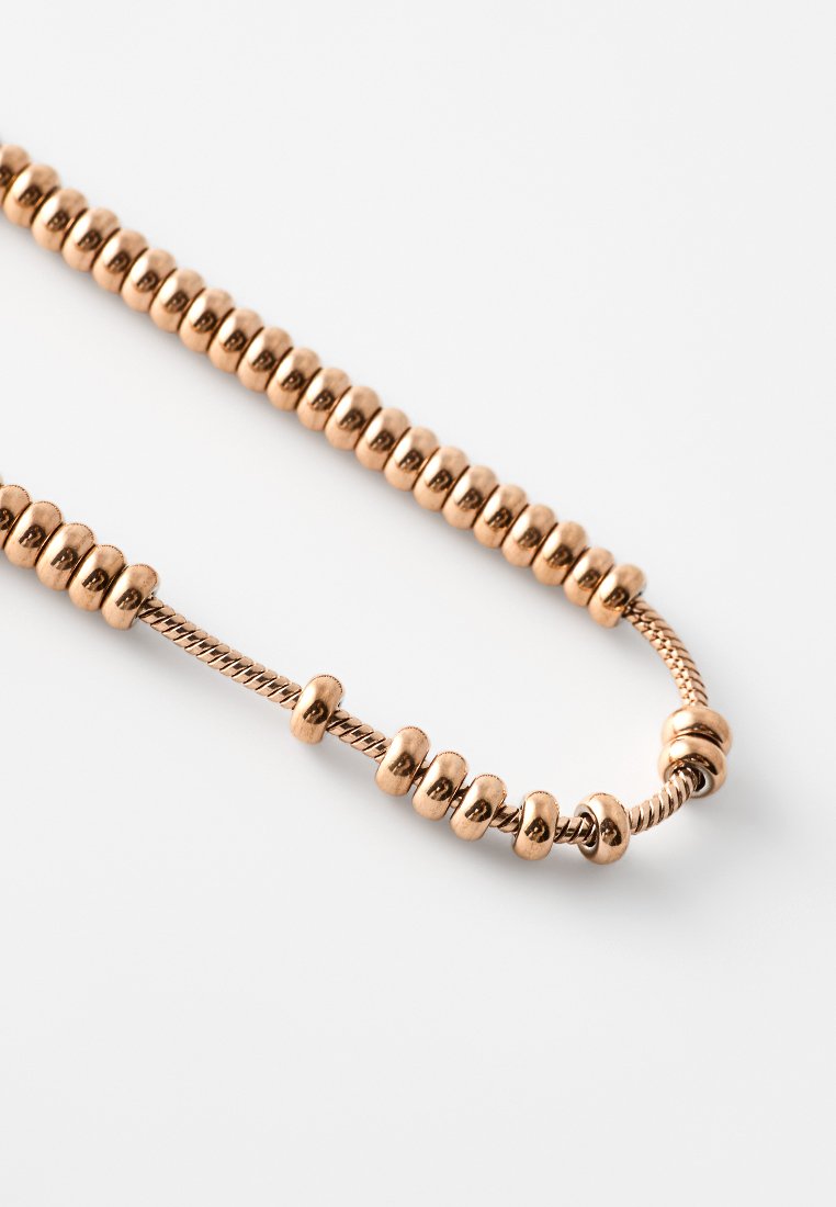 Halskette aus Roségold mit sphärischen Perlen und gedrehten Drahtakzenten, die eine glatte Oberfläche und eine einheitliche Perlenanordnung aufweist.