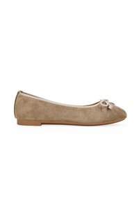 Bailarinas de ante en marrón claro con punta redondeada, adornadas con un pequeño lazo y ribete beige, suela plana y textura suave.