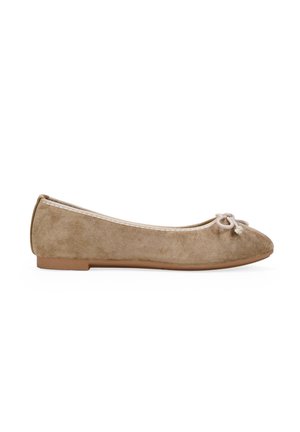 Bailarinas de ante en marrón claro con punta redondeada, adornadas con un pequeño lazo y ribete beige, suela plana y textura suave.