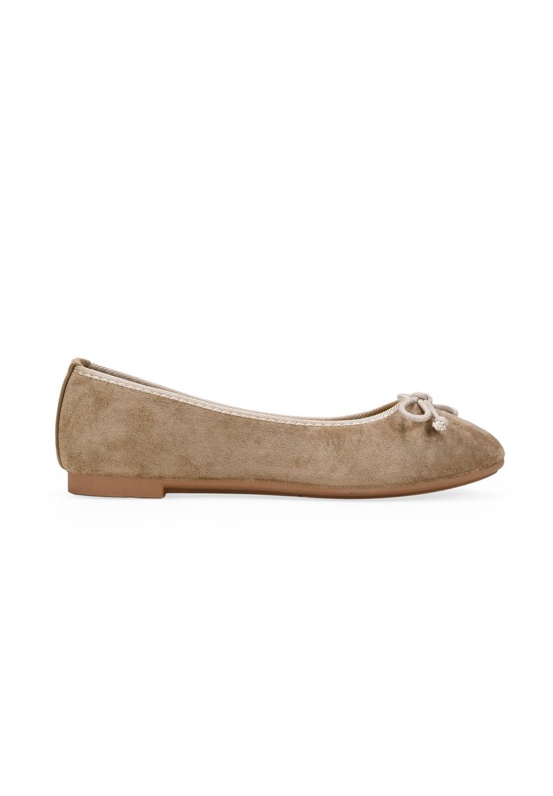 Bailarinas de ante en marrón claro con punta redondeada, adornadas con un pequeño lazo y ribete beige, suela plana y textura suave.