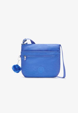 Piccola borsa a tracolla blu con tasca anteriore con zip e tracolla regolabile, dotata di un accessorio portachiavi a forma di scimmia di peluche blu.