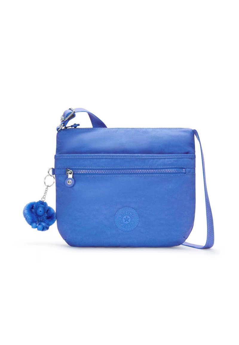 Piccola borsa a tracolla blu con tasca anteriore con zip e tracolla regolabile, dotata di un accessorio portachiavi a forma di scimmia di peluche blu.