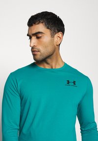 Under Armour LEFT CHEST - Camisola de manga comprida - green/black