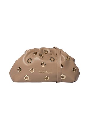 Pochette en cuir souple beige avec œillets circulaires dorés et logo Marc Ellis en lettres dorées au centre avant.