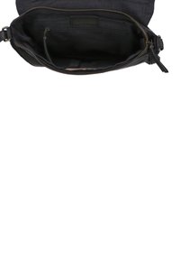 Crni platneni crossbody torba s zatvaranjem na zip, koja ima prostrano unutrašnjost, jedan zip odjeljak i kožni oznaku.