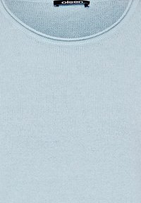 Hellblauer Strickpullover mit rundem Halsausschnitt. Weiche Textur und durchgehendes Rippmuster. Markenlabel "olsen" am Hals sichtbar.