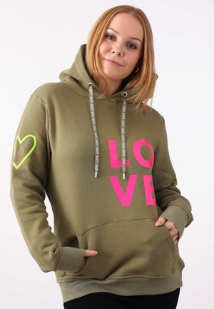 Olijfgroen hoodie met grote roze "LOVE" tekst en neon groene hart op de mouw. Voorzien van een trekkoordcapuchon en een voorste kangoeroezak. Zachte textuur.
