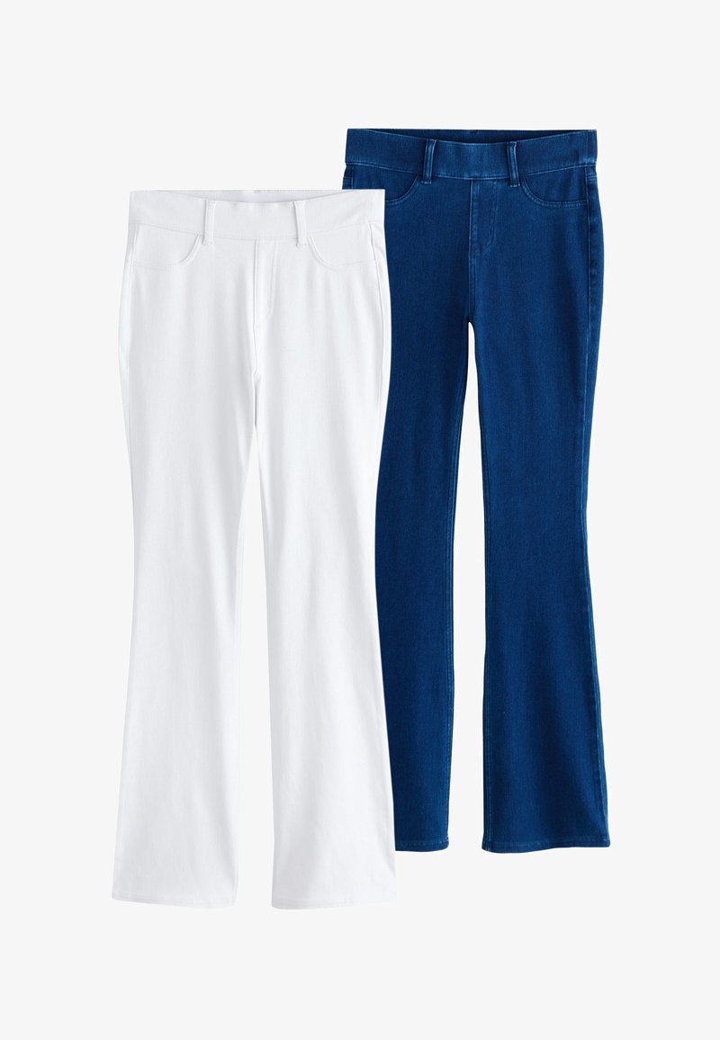 Une paire de pantalons pour femmes, un blanc et un bleu foncé, tous deux avec poches avant et passants de ceinture, présentés côte à côte.