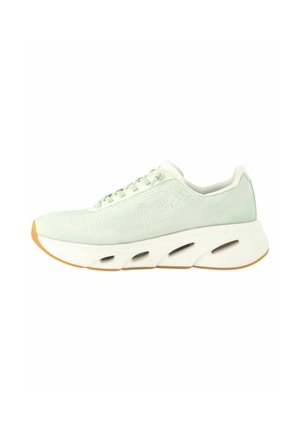 Chaussure de sport vert clair avec un dessus texturé, une semelle intermédiaire blanche et une semelle en caoutchouc avec des découpes pour l'amorti et la flexibilité.
