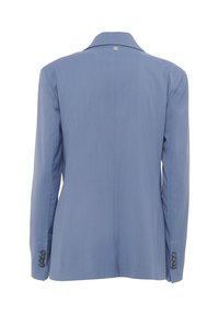 Blazer azzurro chiaro con un design strutturato, colletto a punta e polsini con bottone. Realizzato in tessuto morbido, presenta una cucitura centrale sul retro.