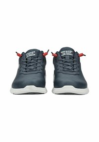 Des chaussures bleu marine avec une tige lisse semblable à du cuir et des semelles blanches. Présentent des accents rouges sur les lacets et le logo sur la languette.