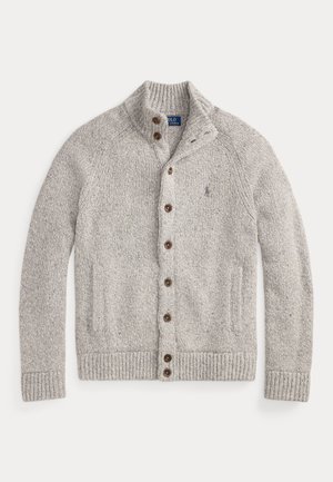 Cardigan grigio lavorato a maglia con colletto alto, dotato di bottoni marroni, polsini a coste, tasche e una texture sottile su tutta la stoffa.