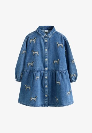 Blå denimkjole med lange ærmer, knapper foran og broderede dalmatiner hundemønstre spredt over stoffet.