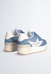 Sneaker in tessuto blu con dettagli bianchi, caratterizzati da un design a motivo, logo a stella sul lato e una suola spessa beige.