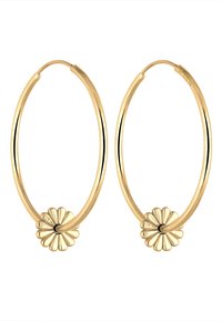 Goldene Creolen mit einem floralen Akzent an der Unterseite. Die Ringe sind glatt und rund, mit einer glänzenden Oberfläche.
