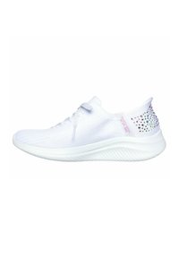 Zapatilla deportiva de punto blanca con parte superior texturizada, diseño de cordones y suela de goma sólida. Cuenta con acentos brillantes en el talón.