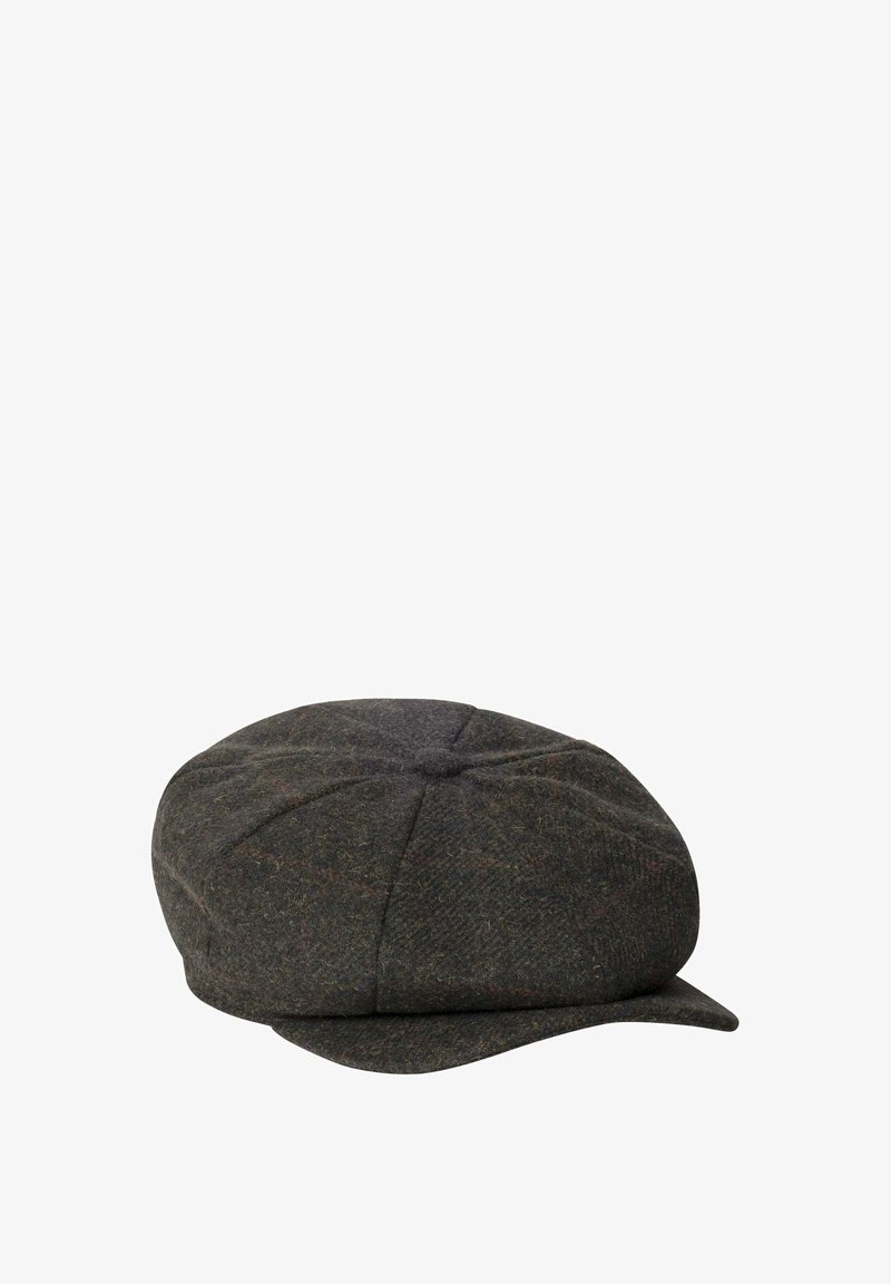 Litte cap valmistettu tummanharmaasta herringbone-villasta, pyöreä yläosa, pieni lippa ja nappi yksityiskohtana kruunussa. Rakenne on tekstuuri, jossa on hienovaraisia värieroja.