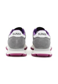 Sneakers in suede grigio con accenti viola. Controsoffitto e suola intermedia bianchi. Suola in gomma viola. Logo "SUN68" sul retro.
