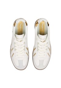 Sneaker sportive bianche con accenti beige, parte superiore in pelle liscia, lacci a contrasto e bordatura decorata sul tallone.