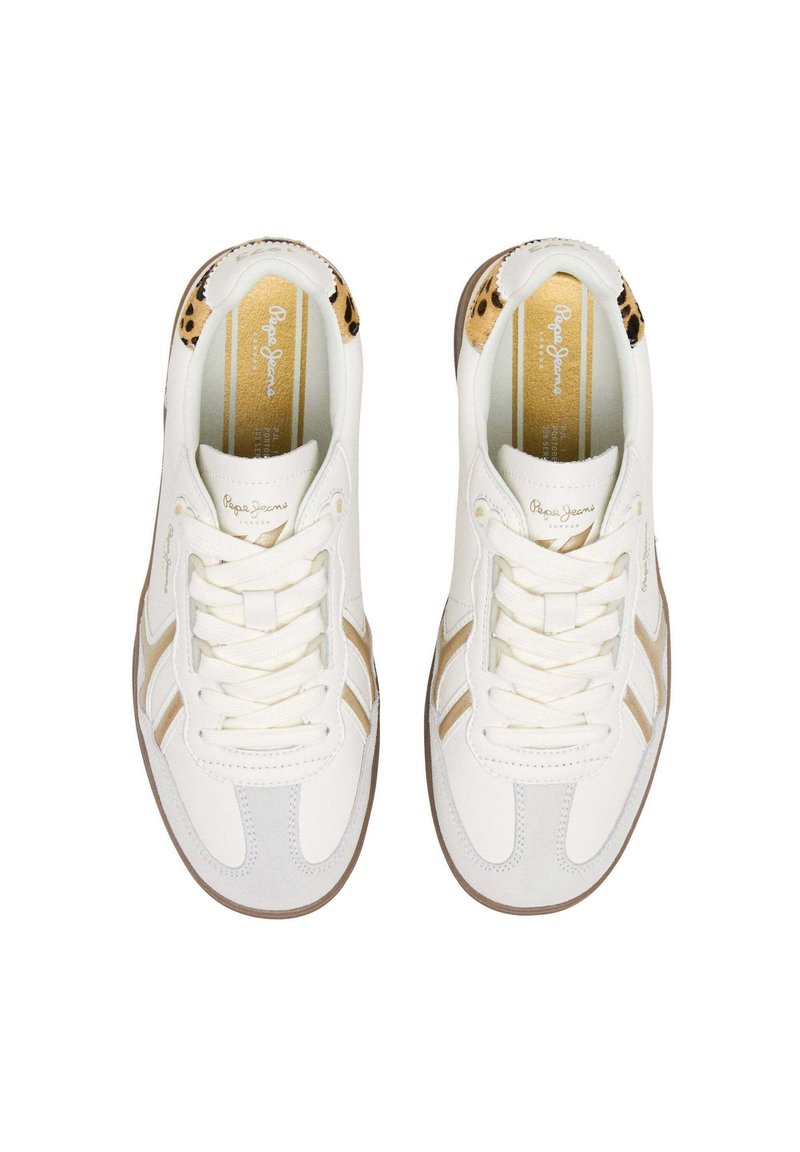 Zapatillas deportivas blancas con acentos beige, un upper de cuero suave, cordones en contraste y un borde estampado en el talón.