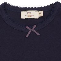 Laivansinisestä paidasta, jossa on aallotettu kaula-aukko, herkkä violetista sävystä oleva solmuke ja kudottu etiketti, jossa lukee "Copenhagen Colors" ja koko 98.