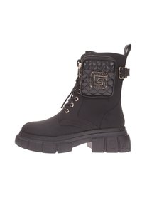 Stivaletto nero con suola piatta spessa, lacci anteriori e tasca trapuntata con dettagli del logo. Realizzato in materiale sintetico testurizzato.