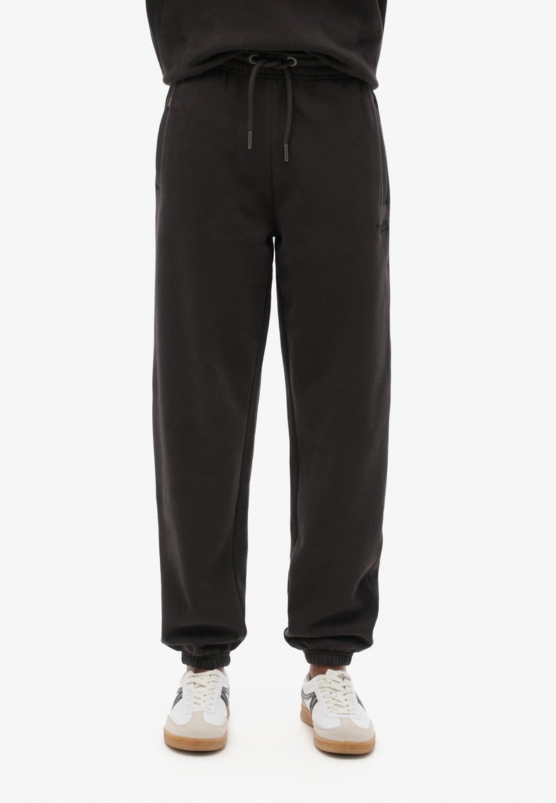 Zwarte joggingbroek met een trekkoord in de taille, elastische boorden en zijzakken. Gemaakt van zachte stof met een gladde textuur.