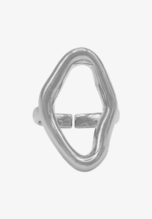 Zilveren ring met een organische, abstracte vorm. Glad, glanzend metaal met een open midden en een gespleten band. Geen duidelijke patronen of accenten.