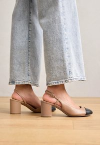 VIRNILISA  - Tacones - beige/black