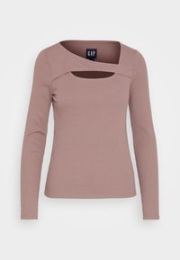 Långärmad topp i ljusrosa ribbad tyg, med en unik asymmetrisk halsringning och en skuren detalj samt en figurnära silhuett.