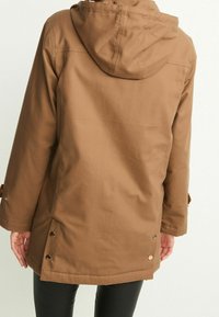 Brun hættejakke med en glat tekstur, der har knapdetaljer på ryggen og en afslappet pasform, velegnet til afslappet brug.